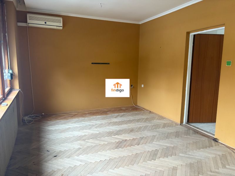 PREDAJ - Rodinný dom s investičným potenciálom - Nové Zámky - Izba s horčicovými stenami, podlaha s dreveným dekorom, klimatizácia v rodinnom dome.
