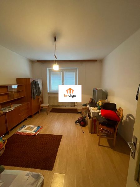 PREDAJ - 4-izbový rodinný dom s garážou, tichá lokalita, Svätoplukovo - Miestnosť v rodinnom dome s podlahou s dreveným dekorom a nábytkom.