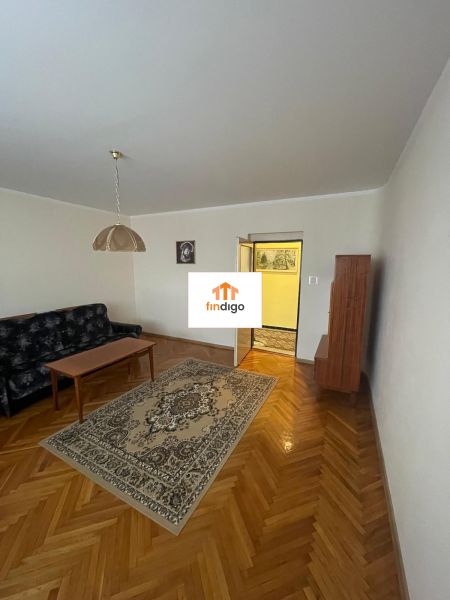 PREDAJ - 4-izbový rodinný dom s garážou, tichá lokalita, Svätoplukovo - Obývacia izba v rodinnom dome s podlahou s dreveným dekorom a koberec.