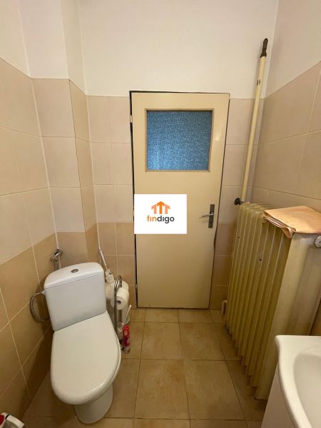 PREDAJ - 4-izbový rodinný dom s garážou, tichá lokalita, Svätoplukovo - Toaleta v rodinnom dome s obkladom a kompaktným usporiadaním sanitárneho vybavenia.