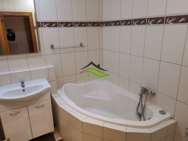 REZERVOVANÉ - Kúpeľňa s vaňou a umývadlom, svetlé obklady v 3-izbovom byte.
