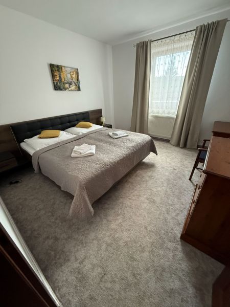 NA PREDAJ: Zabehnutý hotel Amália s wellnesom v srdci Vysokých Tatier - Svetlá izba v Hoteloch a penziónoch s manželskou posteľou, záclonami a umením na stene.
