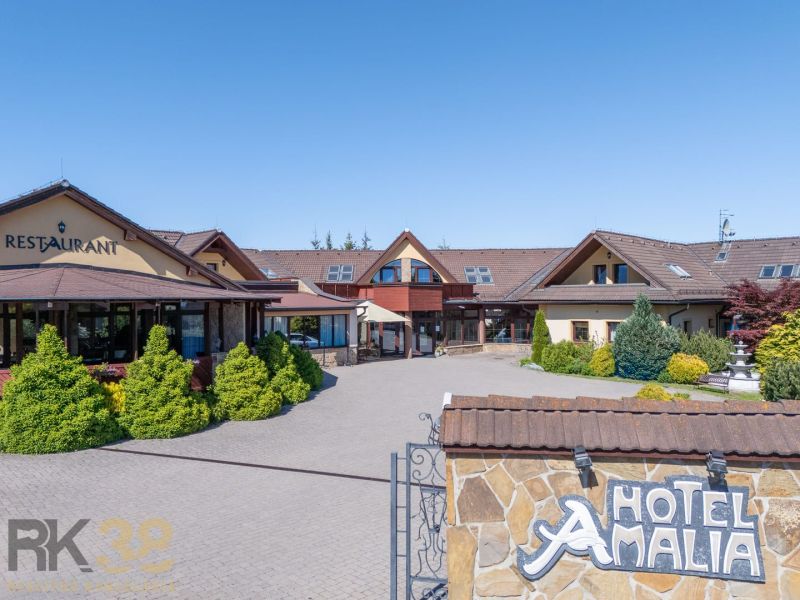 NA PREDAJ: Zabehnutý hotel Amália s wellnesom v srdci Vysokých Tatier - Exteriér Hotely a penzióny v Novej Lesnej s výhľadom na reštauráciu a okolie.