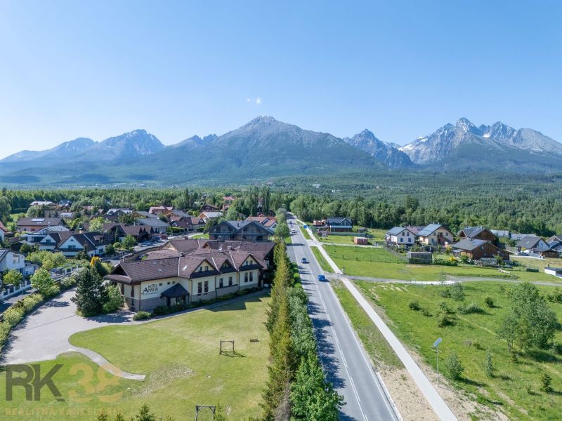 NA PREDAJ: Zabehnutý hotel Amália s wellnesom v srdci Vysokých Tatier - Pohľad na Hotely a penzióny v Novej Lesnej s Vysokými Tatrami v pozadí.