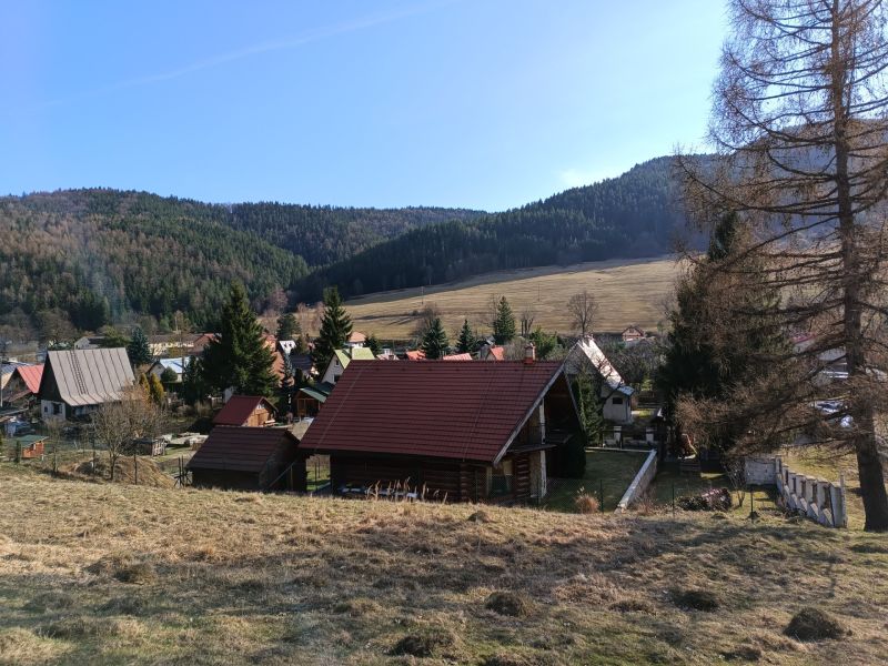 STAVEBNÝ POZEMOK - vo výmere 1036 m2 v obci Vrícko okr. Martin - Vidiecka scenéria vo Vrícku so strechami domov a kopcovitým pozadím, Pozemky - bývanie.