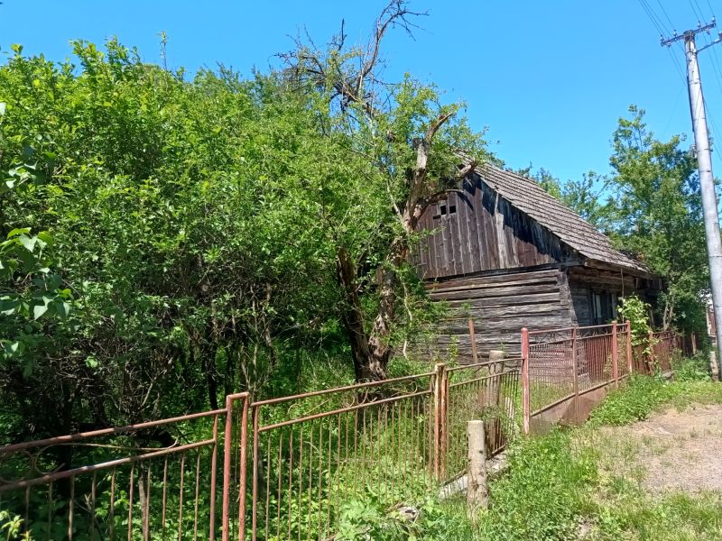 Rodinný dom, pozemok 4282m2 KĽAČNO okr. Prievidza, - Starý drevený rodinný dom v Kľačne obklopený bujnou vegetáciou a plotom.