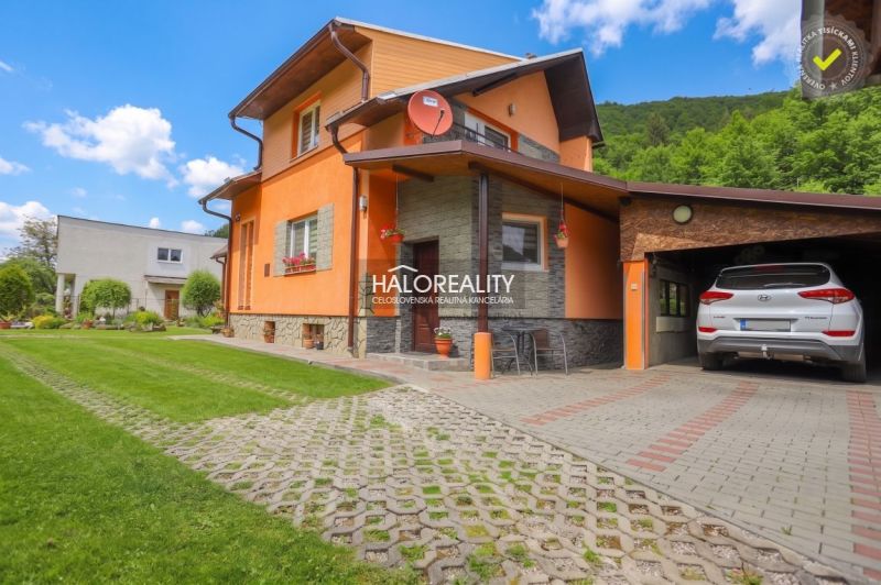 Predaj, rodinný dom Dolná Mariková - EXKLUZÍVNE HALO... - Rodinný dom v Dolnej Marikovej s garážou, trávnikom a parkovacou plochou pred domom.