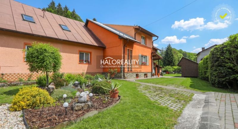 Predaj, rodinný dom Dolná Mariková - EXKLUZÍVNE HALO... - Rodinný dom v Dolnej Marikovej s farebnou fasádou obklopený zelenou záhradou a chodníkom.