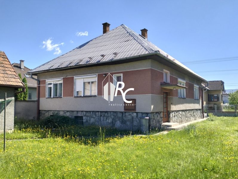 Rodinný dom, Sučany - Rodinný dom na Štúrovej ulici v Sučanoch s trávnikom a plechovou strechou.