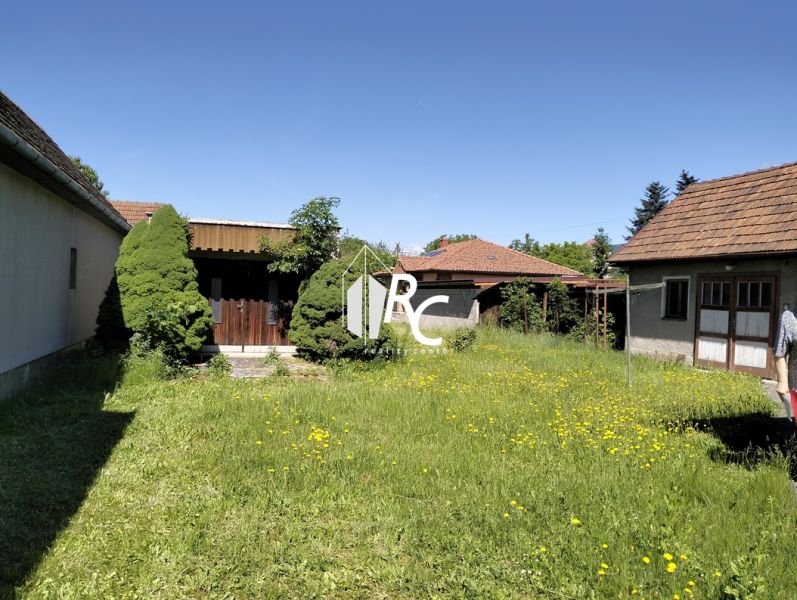Rodinný dom, Sučany - Rodinný dom na Štúrovej ulici v Sučanoch obklopuje trávnik s púpavami.
