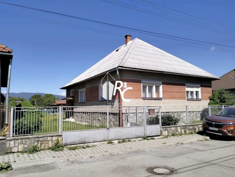 Rodinný dom, Sučany - Rodinný dom na Štúrovej ulici v Sučanoch, s veľkým dvorom a automobilom vpredu.