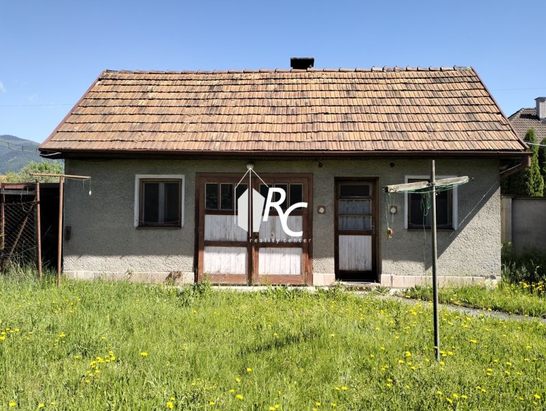 Rodinný dom, Sučany - Rodinný dom na Štúrovej ulici v Sučanoch, s trávnatým pozemkom a kvetinami.
