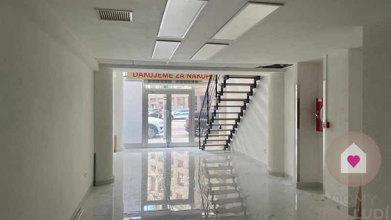 Veľký svetlý obchodný príestor , BA I. Staré Mesto Luxor, Štúrová  - Interiér na ulici Štúrova, obchodné priestory s preskleným vchodom a schodiskom.