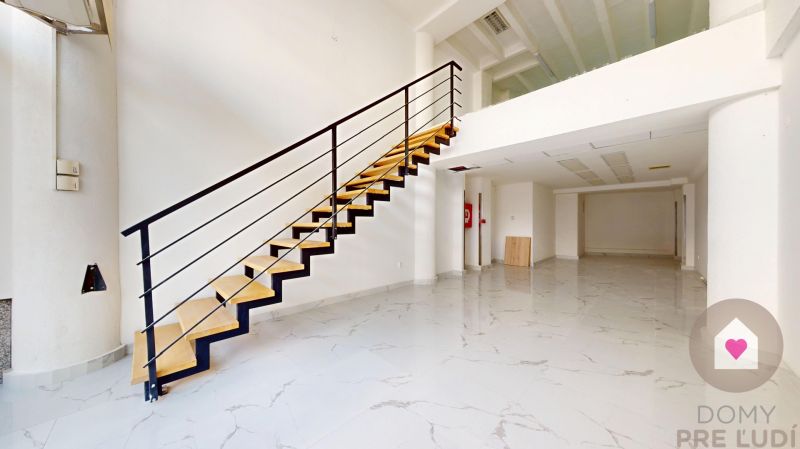 Veľký svetlý obchodný príestor , BA I. Staré Mesto Luxor, Štúrová  - Minimalistický interiér na ulici Štúrova ponúka priestranné obchodné priestory s dreveným schodiskom.