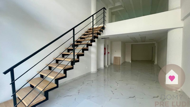 Veľký svetlý obchodný príestor , BA I. Staré Mesto Luxor, Štúrová  - Na ulici Štúrova ponúka obchodné priestory s moderným schodiskom a mramorovou podlahou.