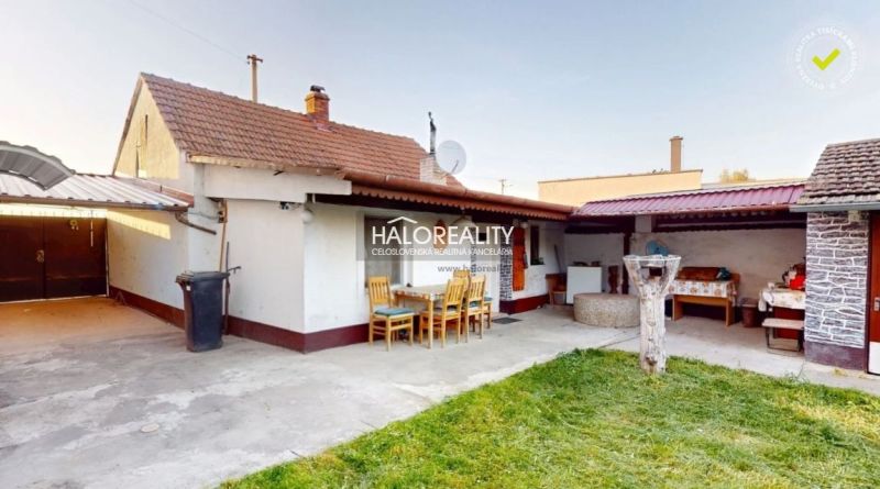 Predaj, rodinný dom Senica - EXKLUZÍVNE HALO REALITY - Záhrada pri rodinnom dome v Senici s terasou a vonkajším posedením.