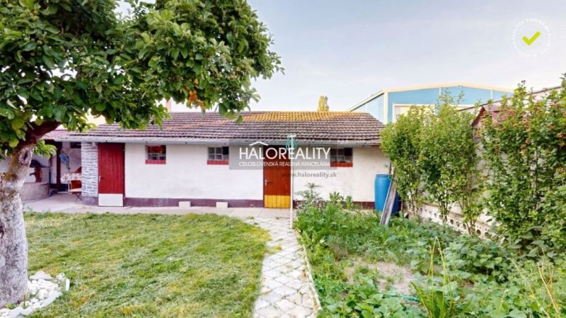 Predaj, rodinný dom Senica - EXKLUZÍVNE HALO REALITY - Rodinný dom v Senici so záhradou, stromami a záhradným domčekom.