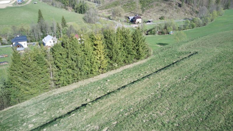 Čierny Balog – 338 m2 POĽNOHOSPODÁRSKY pozemok v 1/1 - Poľnohospodárske a lesné pozemky v Čiernom Balogu s lesmi a vidieckymi domami.
