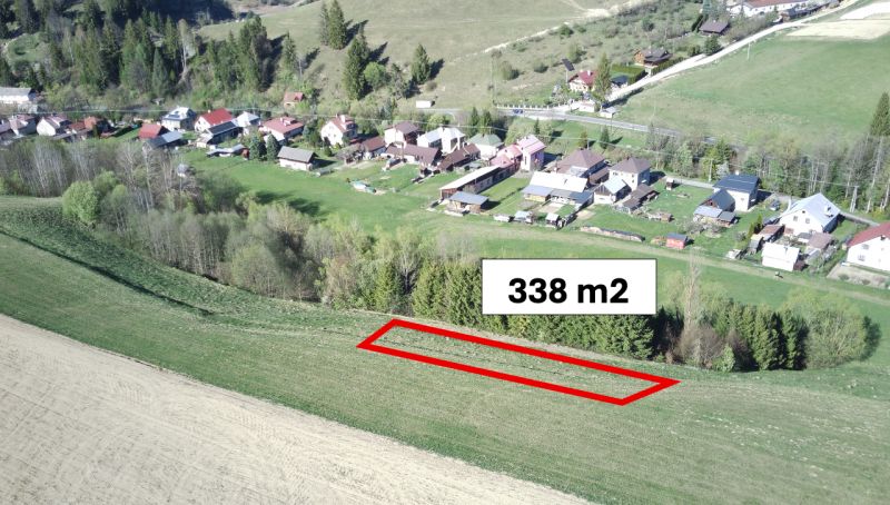 Čierny Balog – 338 m2 POĽNOHOSPODÁRSKY pozemok v 1/1 - Letecký pohľad na poľnohospodárske a lesné pozemky v Čiernom Balogu s označeným pozemkom.