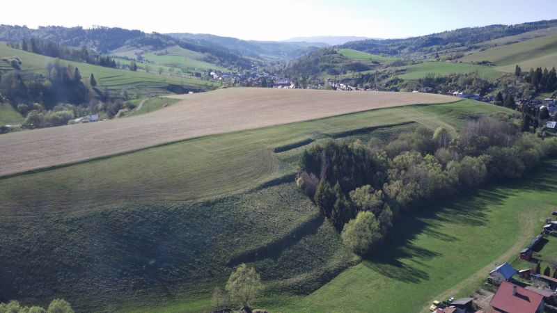 Čierny Balog – 338 m2 POĽNOHOSPODÁRSKY pozemok v 1/1 - Poľnohospodárske a lesné pozemky v okolí Čierneho Balogu s pohľadom na malebné hory.