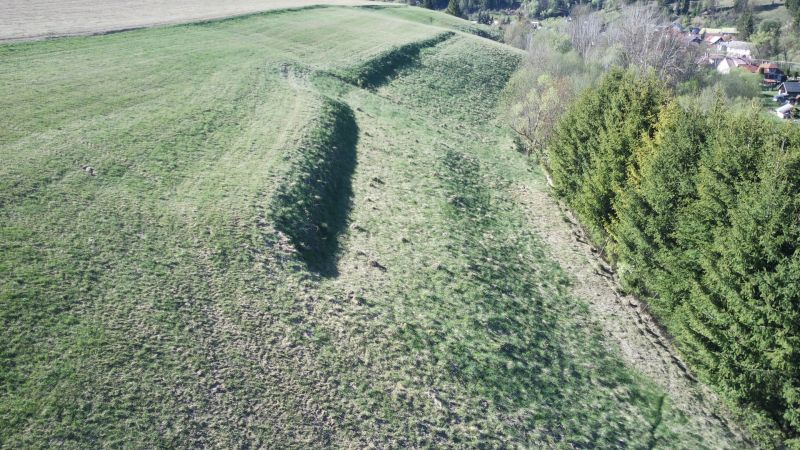 Čierny Balog – 338 m2 POĽNOHOSPODÁRSKY pozemok v 1/1 - Poľnohospodárske a lesné pozemky v Čiernom Balogu s vyvýšeniami a ihličnatým lesom.