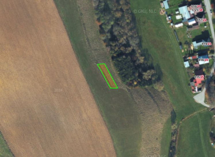 Čierny Balog – 338 m2 POĽNOHOSPODÁRSKY pozemok v 1/1 - Letecký pohľad na poľnohospodárske a lesné pozemky pri Čiernom Balogu, s označeným pozemkom.