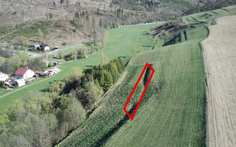 Čierny Balog – 338 m2 POĽNOHOSPODÁRSKY pozemok v 1/1 - Lúky a lesy na poľnohospodárskych a lesných pozemkoch v Čiernom Balogu, obklopené krajinou.