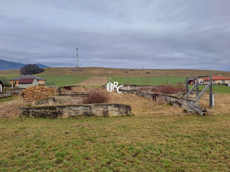 Stavebný pozemok 2 335 m² v obci Valča  - Pozemky - bývanie vo Valči s vidieckou krajinou a kopcami v pozadí.