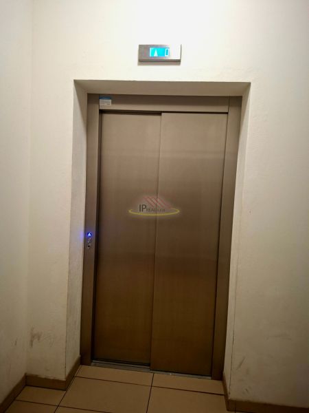 Priestranná garzónka s balkónom v novostavbe. - Kovové dvere výťahu s displejom v garsónke.