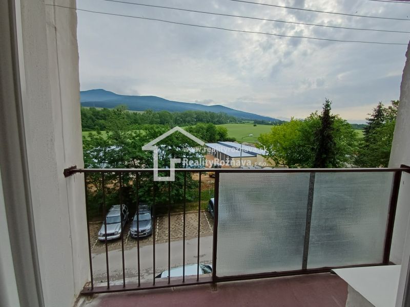 Krásny 3 izbový byt na prenájom. - Výhľad z 3-izbového bytu v Rožňave na Edelényske ulici ponúka panorámu hôr a zelene.