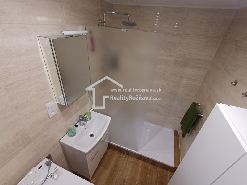 Krásny 3 izbový byt na prenájom. - Kúpeľňa v 3-izbovom byte s toaletou, sprchovým kútom a podlahou s dreveným dekorom.