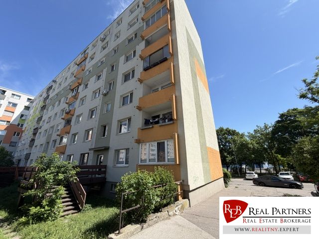 Predaj pekný 1 izbový byt, 35 m2, Dudvážska ulica, BA II. - Panelový dom na Dudvážskej ulici v Bratislave - Podunajských Biskupiciach s balkónmi a zeleňou.