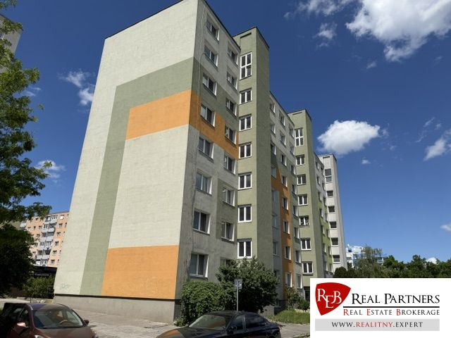 Predaj pekný 1 izbový byt, 35 m2, Dudvážska ulica, BA II. - Panelový bytový dom na Dudvážskej v Bratislave - Podunajských Biskupiciach.