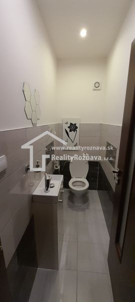 Pekný 2 izbový byt s balkónom na prenájom. - Kúpeľňa v 2-izbovom byte s toaletou, umývadlom a svetlými dlaždicami.