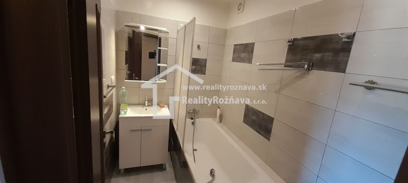 Pekný 2 izbový byt s balkónom na prenájom. - Kúpeľňa v 2-izbovom byte s vaňou a umývadlovou skrinkou.
