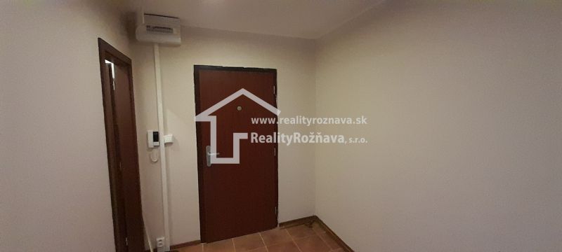 Pekný 2 izbový byt s balkónom na prenájom. - Vstupná hala s hnedými dverami v 2-izbovom byte, dlažba.