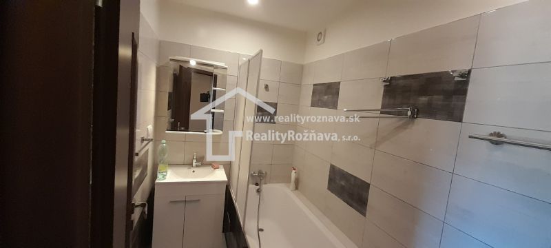 Pekný 2 izbový byt s balkónom na prenájom. - Kúpeľňa s vaňou a umývadlom v 2-izbovom byte, obložená svetlými kachličkami.