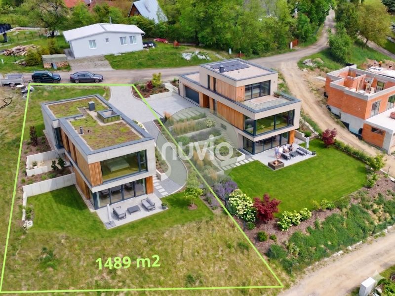 Slnečný pozemok na predaj obec Turčianske Jaseno - Pozemky - bývanie v Turčianskom Jasene s modernými domami a udržiavanými záhradami.