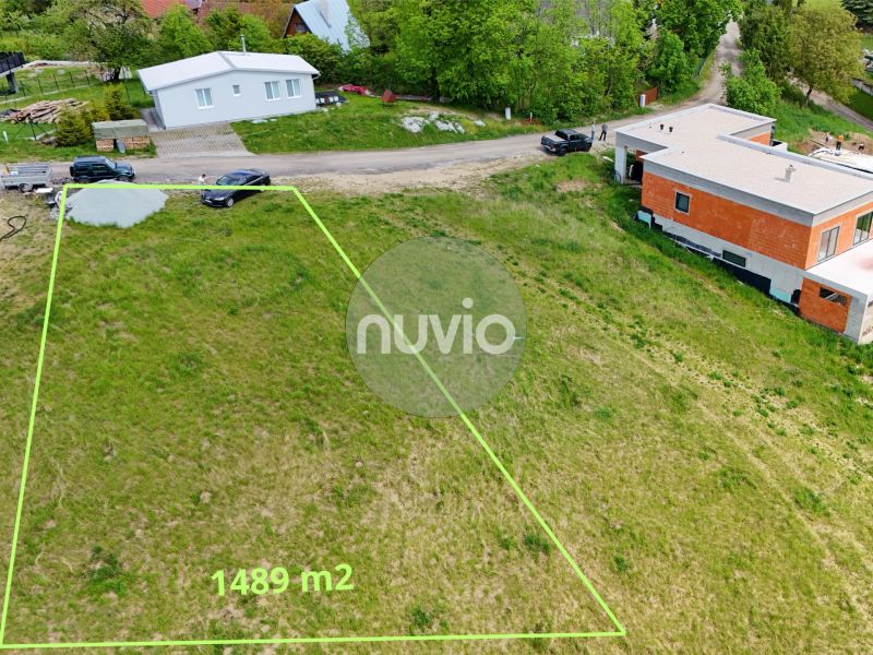 Slnečný pozemok na predaj obec Turčianske Jaseno - Pozemky - bývanie v Turčianskom Jasene, 1489 m² pri ceste medzi rodinnými domami.