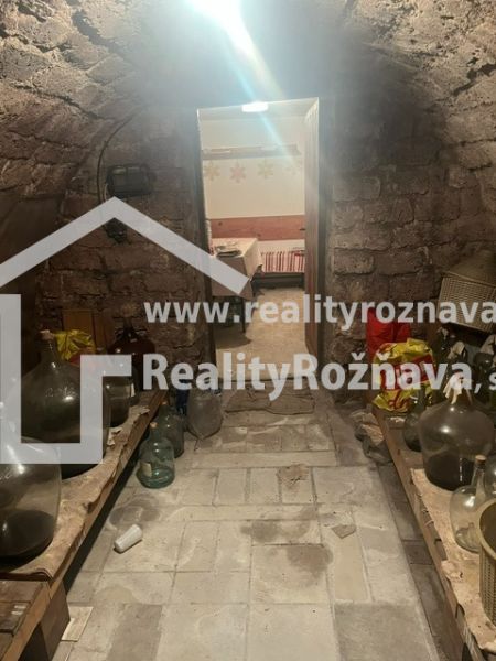 PREDAJ/ Krásna chalupa s vinicou/Jablonov nad Turňou - Tradičná kamenná pivnica v chate s policami a demižónmi.