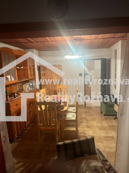 PREDAJ/ Krásna chalupa s vinicou/Jablonov nad Turňou - Jedálenský kút v chate s dreveným nábytkom a osvetlením.