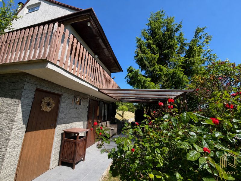 REZERVOVANÁ / Záh. chata s altánkom, pozemok 534m2, ZO Kunov I, Senica - Chata v Kunove pri Senici obklopená zeleňou a kvetmi s drevenými prvkami.