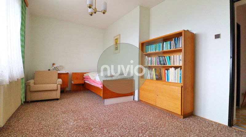 STRÁNE - 5 izbový rodinný dom na predaj - Izba v rodinnom dome so stoličkou, posteľou, poličkou a farebným kobercom.
