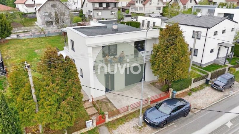 STRÁNE - 5 izbový rodinný dom na predaj - Rodinný dom v Martine s rovinatou strechou, pri ktorom parkuje automobil.