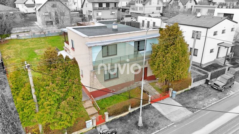 STRÁNE - 5 izbový rodinný dom na predaj - Dvojpodlažný rodinný dom v Martine so záhradou, obklopený stromami a oplotením.