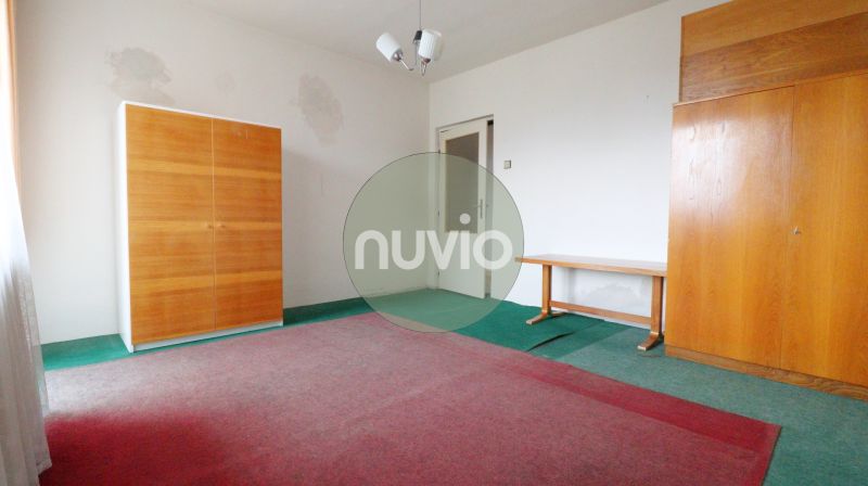 STRÁNE - 5 izbový rodinný dom na predaj - Prázdna izba v rodinnom dome s nábytkom a zeleným kobercom.