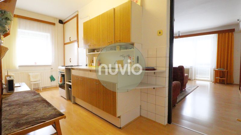 STRÁNE - 5 izbový rodinný dom na predaj - Kuchyňa a obývacia izba v rodinnom dome s podlahou s dreveným dekorom.