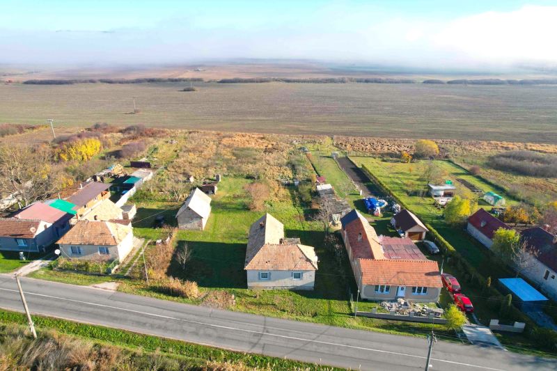 Radnovce – 660 m2 stavebný pozemok 20 minút od Rimavskej Soboty - Domy pri hlavnej ceste v Radnovciach, s pozemkami - bývanie obklopené poliami.