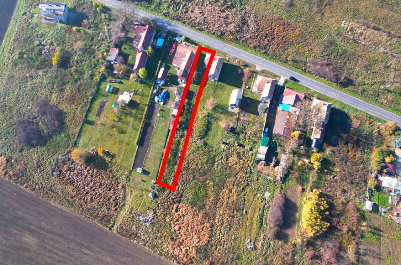 Radnovce – 660 m2 stavebný pozemok 20 minút od Rimavskej Soboty - Pohľad zhora na pozemky na bývanie v Radnovciach, obkolesené prírodou a neďalekou cestou.