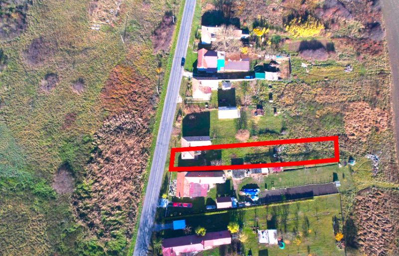 Radnovce – 660 m2 stavebný pozemok 20 minút od Rimavskej Soboty - Letecký pohľad na pozemok Radnovce s označenými hranicami na bývanie v okolitom priestore.